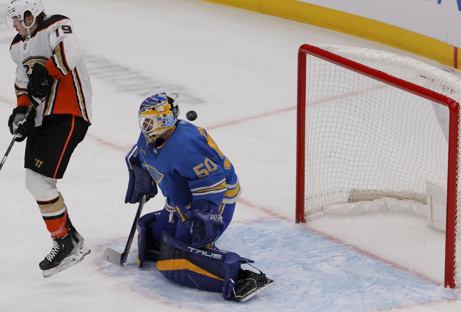 Blues 6, Ducks 2